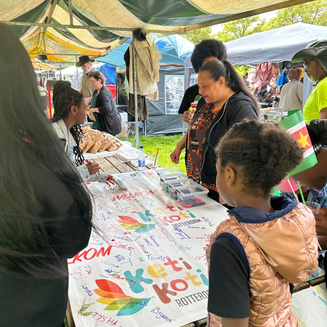 Kinderen en bezoekers nemen deel aan creatieve Keti Koti-activiteiten op het Kinderplein